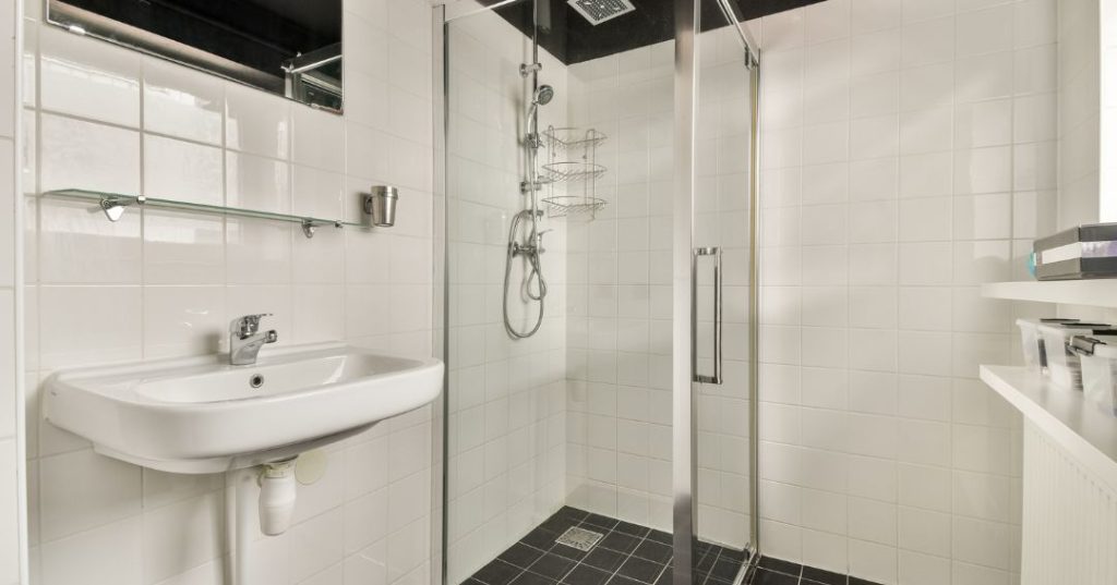 Como Limpar Box de Vidro no Banheiro em Serra: 4 Passos e Dicas Box de vidro em Serra